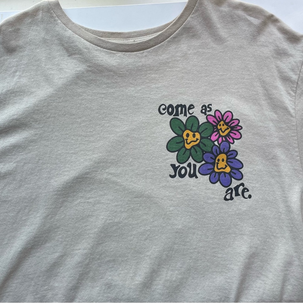 Beige t shirt